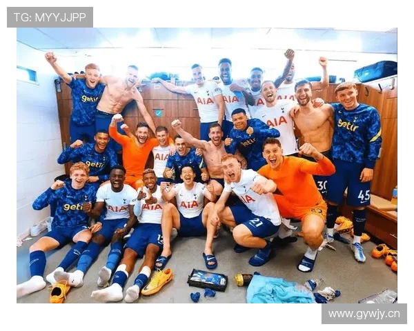 孙兴慜居然穿着拖鞋进更衣室，豪车旁边秒变路人小哥？