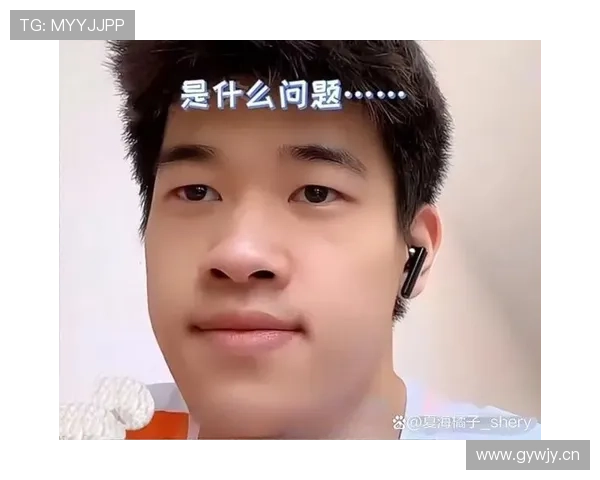 潘展乐把跑车钥匙和食堂饭卡一块揣着，我差点以为进错片场