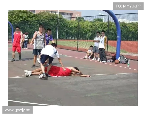推人犯规如何判定？篮球规则中的身体接触界限解析